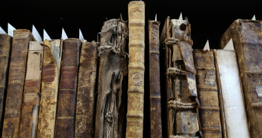 إبادة ذاكرة الإنسان: لم حاولت أيديولوجيات القرن العشرين تدمير الكتب والمكتبات؟