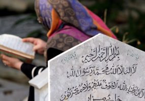 التعامل مع الموتى من منظور الشريعة الإسلامية: اعتبارات الطب الشرعي في مجال العمل الإنساني
