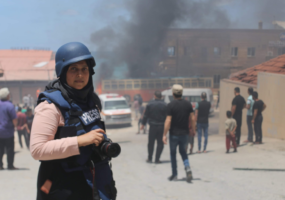 بين نار المواساة والتغطية الصحفية: عدسة سمر العوف شاهدة على دمار غزة