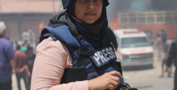 بين نار المواساة والتغطية الصحفية: عدسة سمر أبو العوف شاهدة على دمار غزة