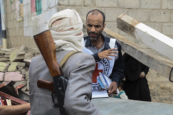 Sana’a, Sawan district. An ICRC employee discusses with inhabitants from the area about the fighting.