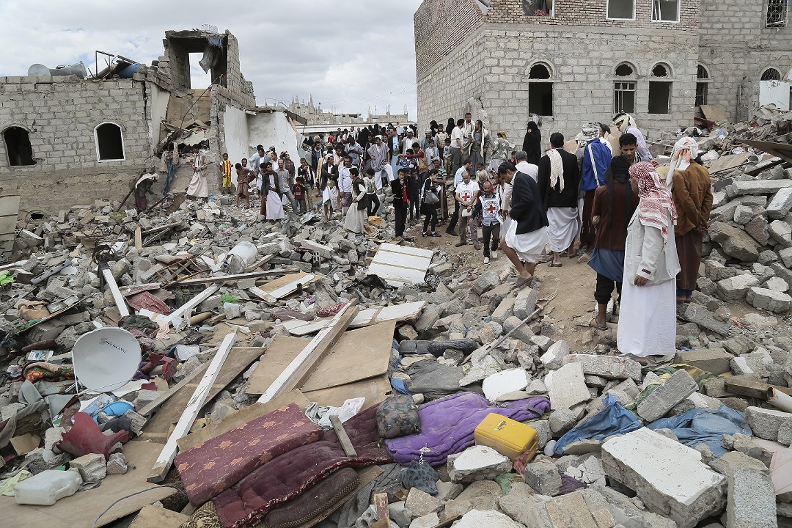ICRC staff assess the damages caused by the fighting in Sana'a, Yemen. (Photo by Thomas Glass/ICRC)