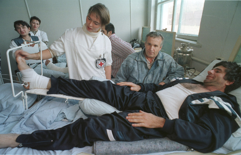 Inside the Navye Atagi ICRC hospital, January 1996. (ICRC/Boris Babanov)