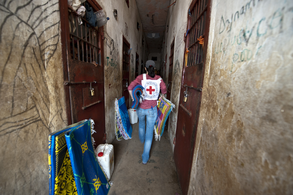 Prison centrale de Monrovia. Une employée du CICR distribue de l'assistance matérielle aux détenus. Monrovia Central Prison. An ICRC employee distributes relief items to detainees. Pour évaluer les conditions de détention, je discute en privé et sans la présence de gardes ou de témoins avec les détenus," dit la déléguée du CICR en charge des visites de détention du CICR au Libéria. "Les modalités de visite du CICR de détenus sont le mêmes partout dans le monde ou le CICR visite des personnes privées de liberté. La discussion avec les détenus sans témoins et l'encouragement d'un dialogue constructif avec les autorités pénitencières en est une partie importante." Les visites de détention du CICR au Libéria ont pour but d'assurer que les détenus soient traités avec dignité et humanité, peu importe la raison de leur arrestation, et en accord avec les normes et standards internationaux. Les délégués du CICR travaillent ensemble avec les autorités pour améliorer le traitement et les conditions de vie des personnes privées de liberté. En 2013, le CICR au Libéria a: * Visité plus de 1,838 détenus dans 22 lieux de détention, y compris des prisons et des postes de police * Soutenu les autorités pénitencières et le Ministère de la Justice pour améliorer l'infrastructure de l'eau et l'assainissement pour 1,342 détenus dans 8 prisons * Apporté du savon à 1,700 détenus dans les 16 prisons du Libéria * Organisé des rations supplémentaires de nourriture pour 152 détenus malnourris dans la prison centrale de Monrovia * Aidé plusieurs étrangers à reprendre contact avec leurs familles à l'étranger * Apporté plus de 2,000 couvertures, 1840 matelas, 500 seaux, 600 jerry cans, 75 citernes d'eau, 1,000 rations de nourriture et plusieurs douzaines de moustiquaires à plus de 2,000 détenus dans les 16 prisons du Libéria * Continué à apporter des médicaments essentiels dans 16 prisons pour le traitement des détenus et pour améliorer les soins de santé de la prison en soutien au Ministère de la santé * Participé dans une formation de 30 membres de la Commission nationale indépendante des droits de l'homme, d'organisations de la société civile et du Ministère de la Justice dans la surveillance des conditions de détention Pour renforcer les capacités des employés de santé et de surveillance des autorités pénitencières, le CICR a organisé un séminaire sur la santé dans les prisons avec la Ministère de la santé et le Ministère de la Justice To assess the conditions of the detainees, I discuss in private and without any guards or other witnesses with the detainees," says the ICRC employee in charge of the detention visits in Liberia. "The ICRC working method while visiting detainees remains the same in all countries where ICRC visit prisoners. The discussion without witness with inmates and keeping a constructive dialogue with prison authorities is an important part of it." ICRC detention visits in Liberia aim to ensure that prisoners, whatever the reason for their arrest and detention, are treated with dignity and humanity, in accordance with international norms and standards. ICRC delegates work with the authorities to improve both the treatment and conditions of people in detention. In 2013, the ICRC in Liberia: * Visited over 1'838 detainees in 22 places of detention, including prisons and police stations * Supported the Bureau of Corrections and Rehabilitation, Ministry of Justice to improve water and sanitation infrastructure for 1'342 detainees in 8 prisons * Provided soap to 1'700 detainees in all 16 prisons across Liberia * Organized supplementary feeding for 152 malnourished prisoners at the Monrovia Central Prison * Assisted several foreign detainees to get in contact with their relatives abroad * Provided more than 2'000 blankets, 1840 mats, 500 buckets, 600 jerry cans, 75 water barrels, 1'000 food plates and several dozens of mosquito nets to over 2'000 inmates held in all 16 prisons across Liberia * Continued to provide essential drugs in 16 prisons for treatment of detainees and to improve prison health care services in support of the Ministry of Health & Social Welfare * Participated in a prison monitoring training for more than 30 members of the Independent National Commission on Human Rights, civil society organizations and the Ministry of Justice As part of ongoing efforts to reinforce the capacity of prison health workers and corrections officers, the ICRC organised a Prison Health Seminar with the Ministry of Health and Social Welfare and the Ministry of Justice.