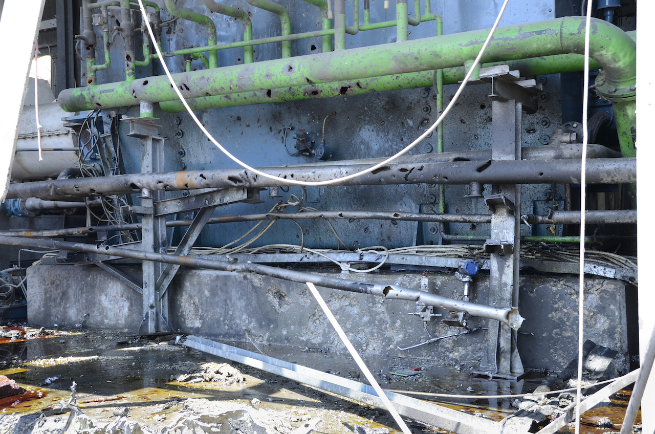 Gaza, centrale électrique. Générateur détruit par les bombardements. Gaza, power plant. Generator damaged by shelling.