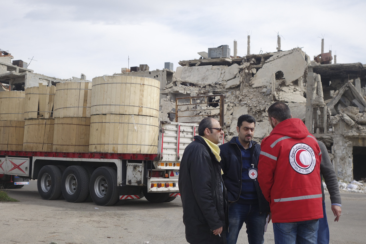 Homs, Al-Qarabis. The ICRC, joined by the Syrian Arab Red Crescent and Homs Electricity company, implements a project of provision and instalment of a medium voltage aluminum underground cable in People’s park medium voltage substation. The main cable will be feeding 4 neighborhoods: Al-Qarabis, Al-Gawta, Joura Al-Shia and City Center neighborhoods. Homs, Al-Qarabis. Le CICR avec le Croissant-Rouge Arabe syrien et la compagnie d’électricité de Homs mettent en place un projet d’approvisionnement en électricité et d’installation d’un câble souterrain de moyenne tension en aluminium relié au poste électrique du parc public. Le câble principal va alimenter 4 quartiers : Al-Qarabis, Al-Gawta, Joura Al-Shia et le centre-ville.