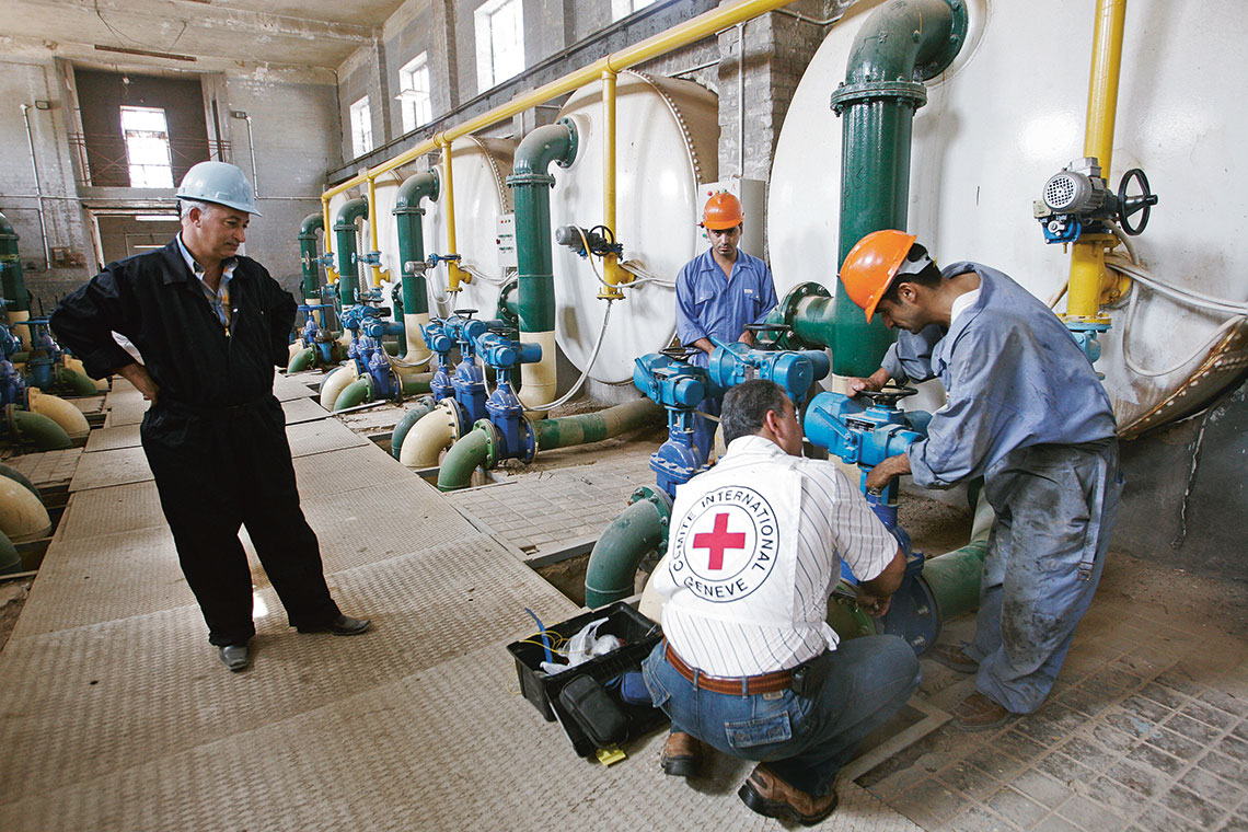 Baghdad 2008. Team of technicians working in Al Wethba pumping station. ICRC/Omar Saad