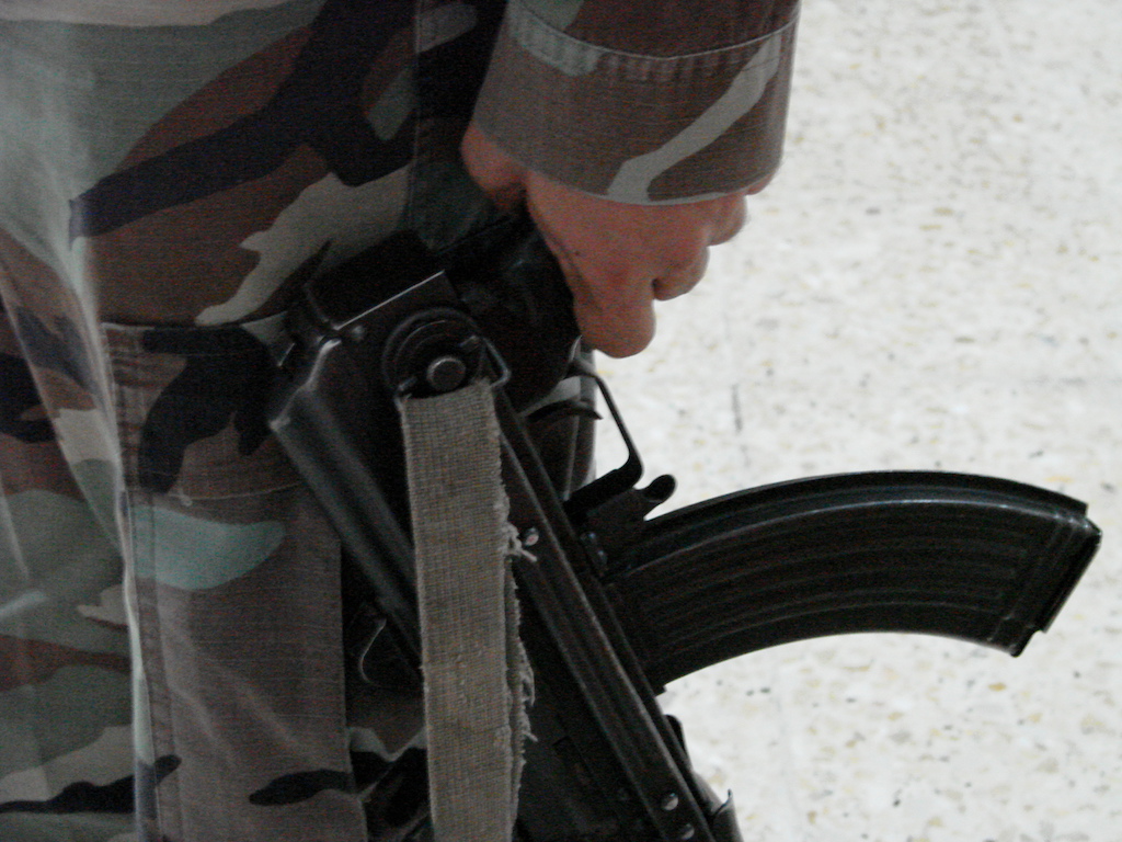 Iraq 2007. Dohuk, Zerka prison. Armed guard. predictive algorithms in detention. ICRC