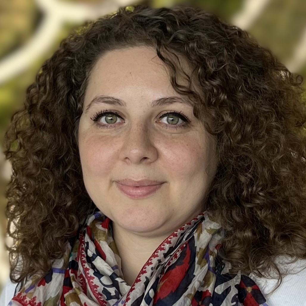 Portrait of Lina Aburas, PhD candidate in International Development and Global Studies at the University of Ottawa, with field experience in humanitarian protection work.
