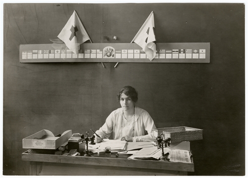 née-Marguerite Cramer working à l'Agence (Ville de Genève/CICR/F. Boissonnas)