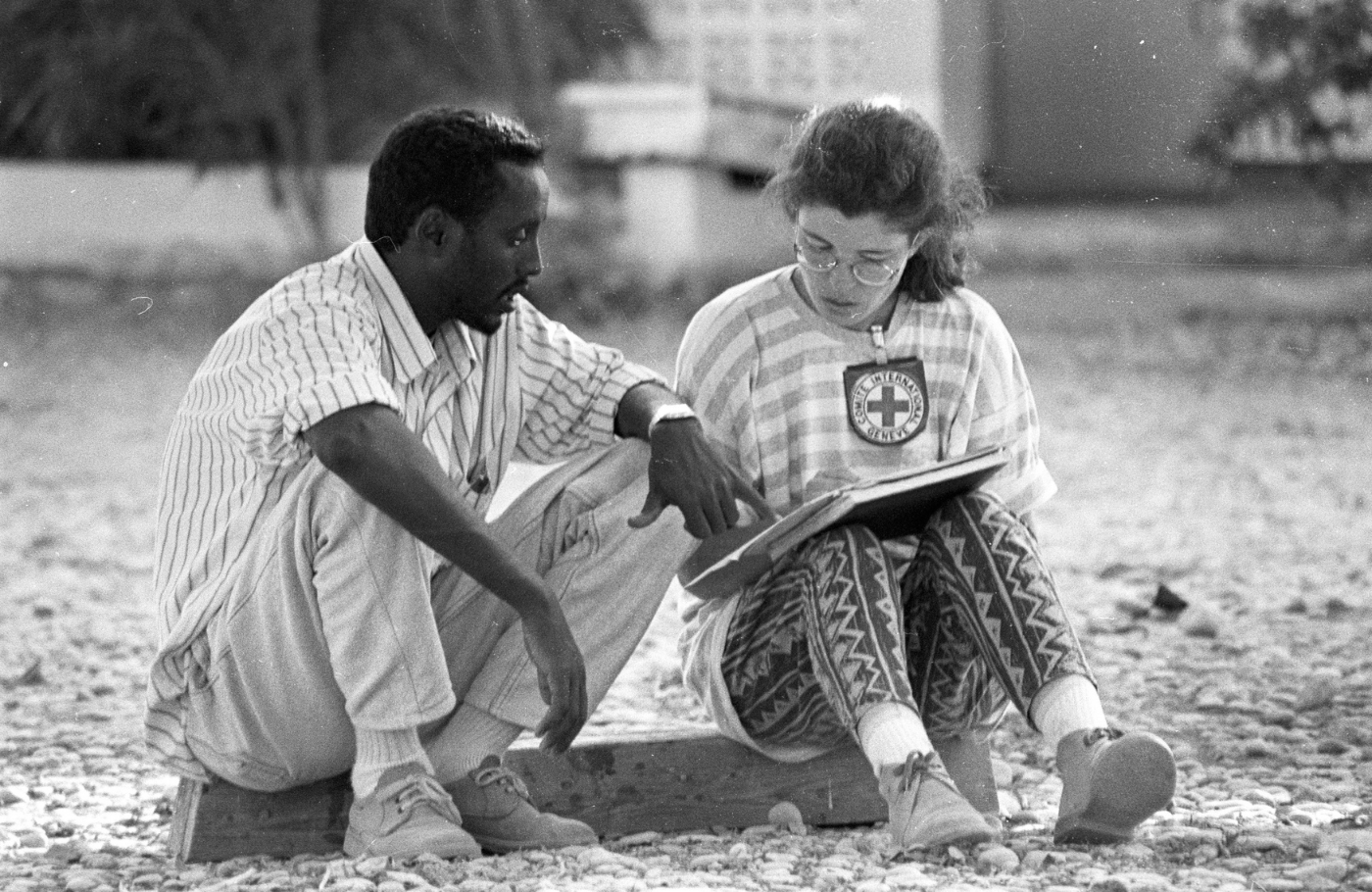 Bossaso. Travail d'équipe entre une déléguée CICR et un employé local.