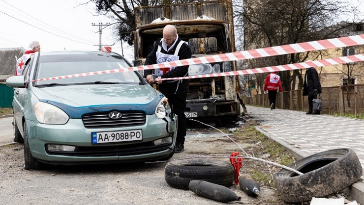 Ukraine: ICRC witnesses scenes of devastation in Bucha