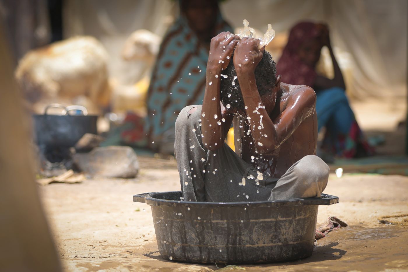  طفل يغتسل بمياه غير نظيفة في مخيم نزوح شرق تعز