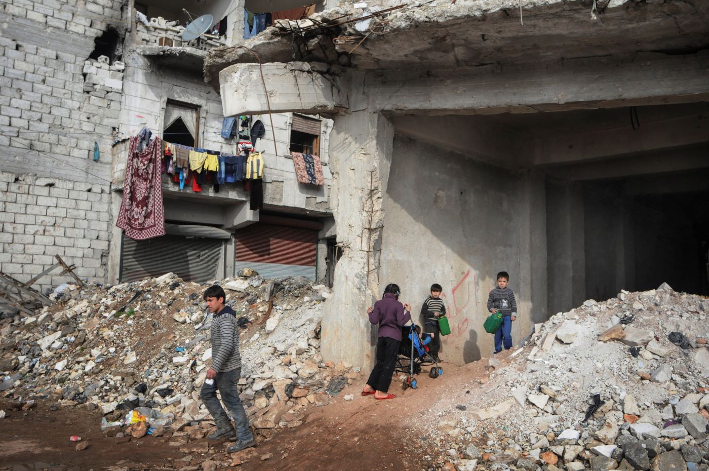 بين الرُّكامِ والذاكرة.. يوميات امرأةٍ في سوريا