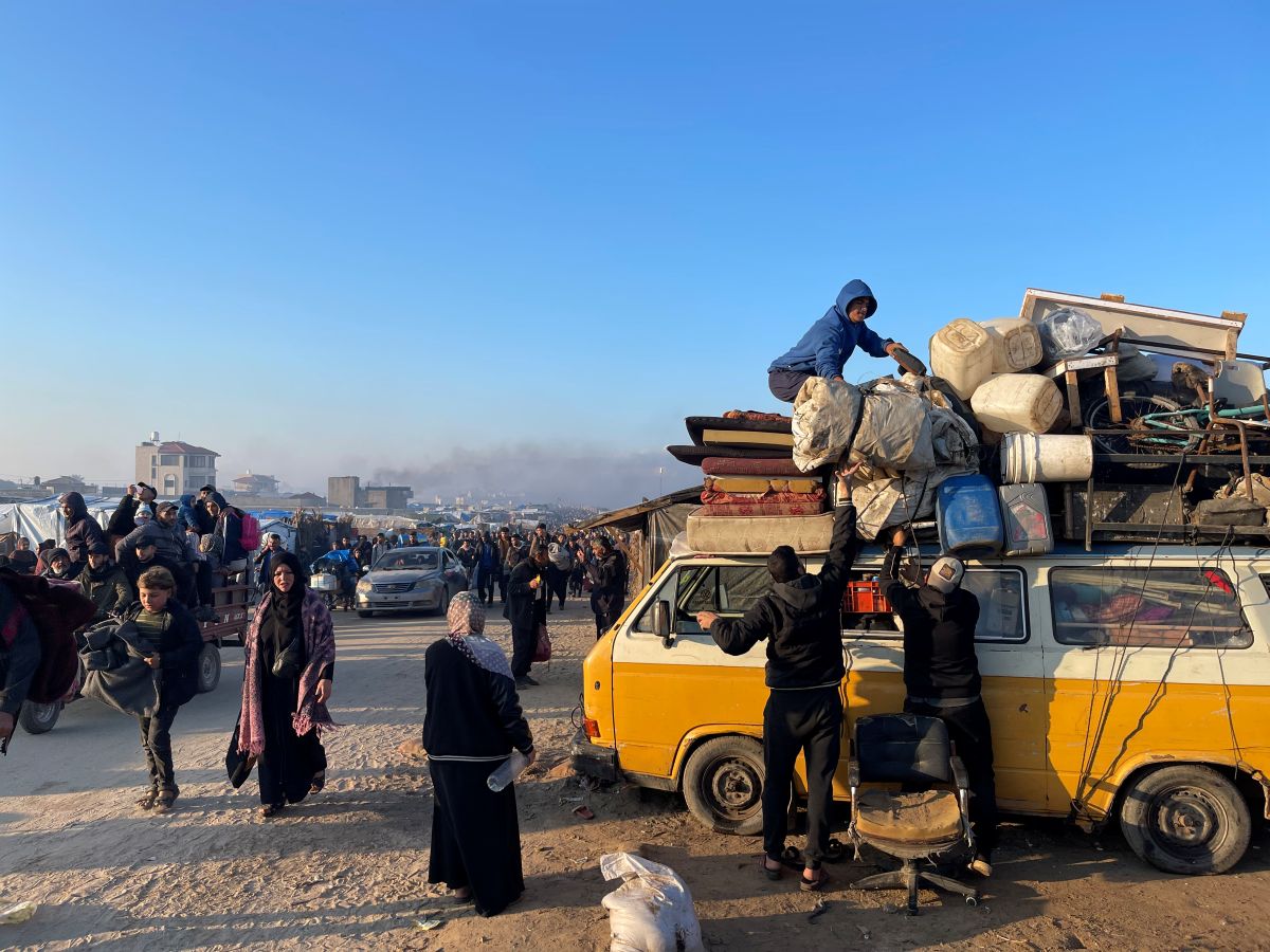 عائلات فلسطينية عائدة سيرًا على الأقدام إلى شمال غزة بعد اتفاق وقف إطلاق النار خلال الحرب في غزة