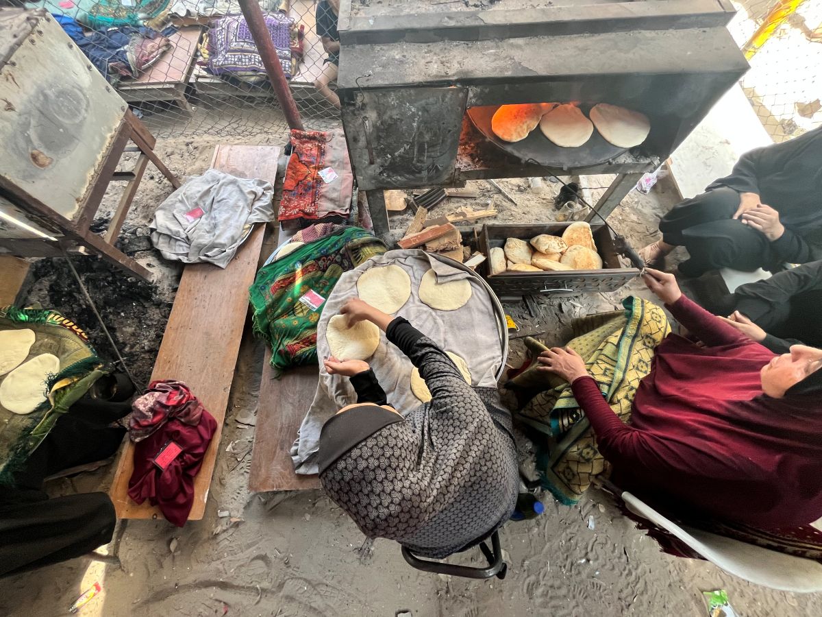 نساء نازحات يخبزن في فرن مجتمعي بدعم من اللجنة الدولية للصليب الأحمر لتخفيف آثار الحرب في غزة