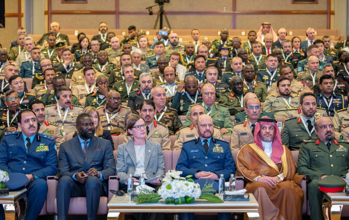 قيادات عسكرية من دول متعددة مع ممثلة رفيعة للجنة الدولية خلال حلقة عمل كبار الضباط حول القواعد الدولية للعمليات العسكرية.