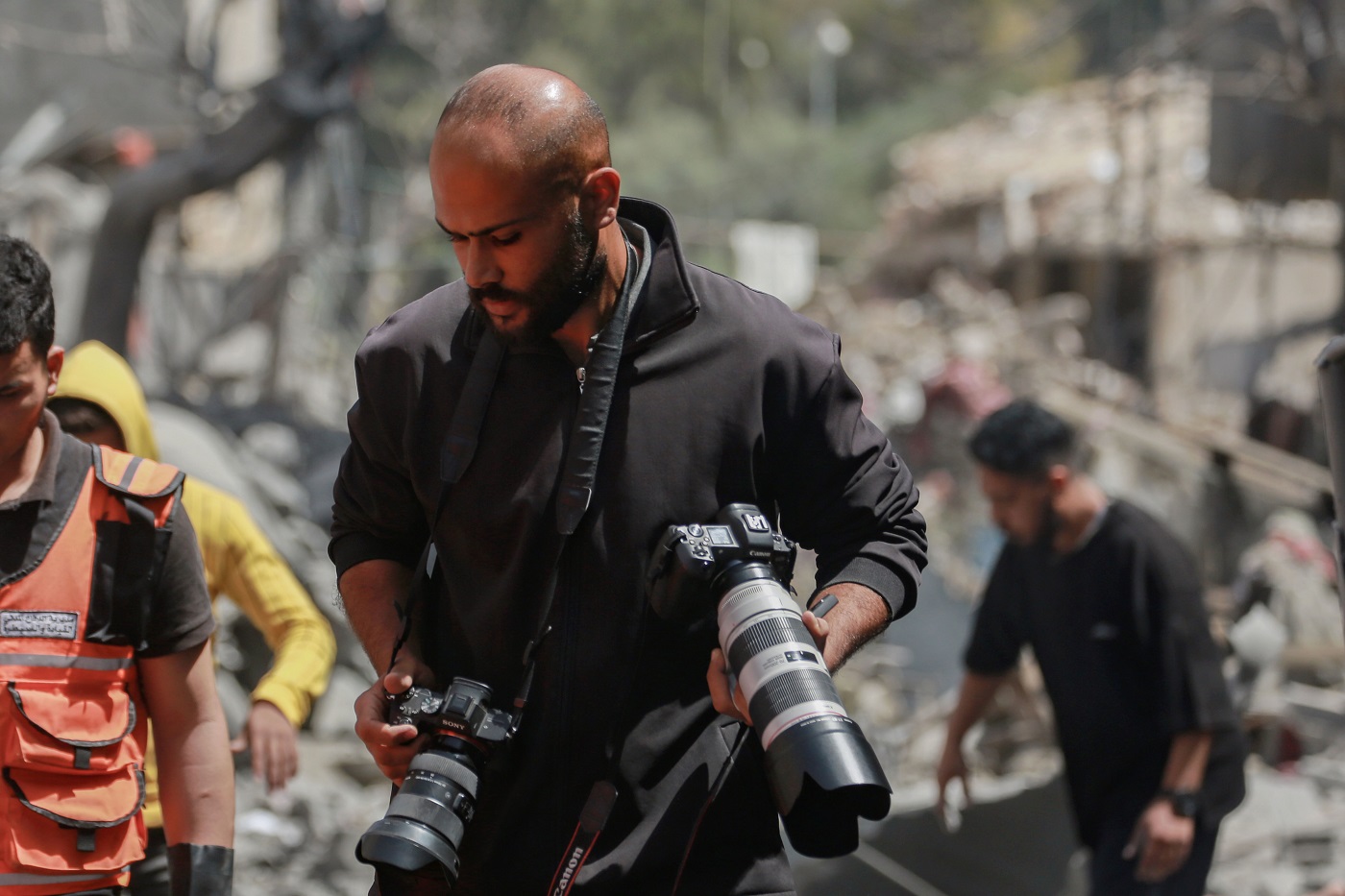 Bearing witness in Gaza through photojournalism – Interview with Saher Alghorra, winner of the 2025 Humanitarian Visa d’or Award