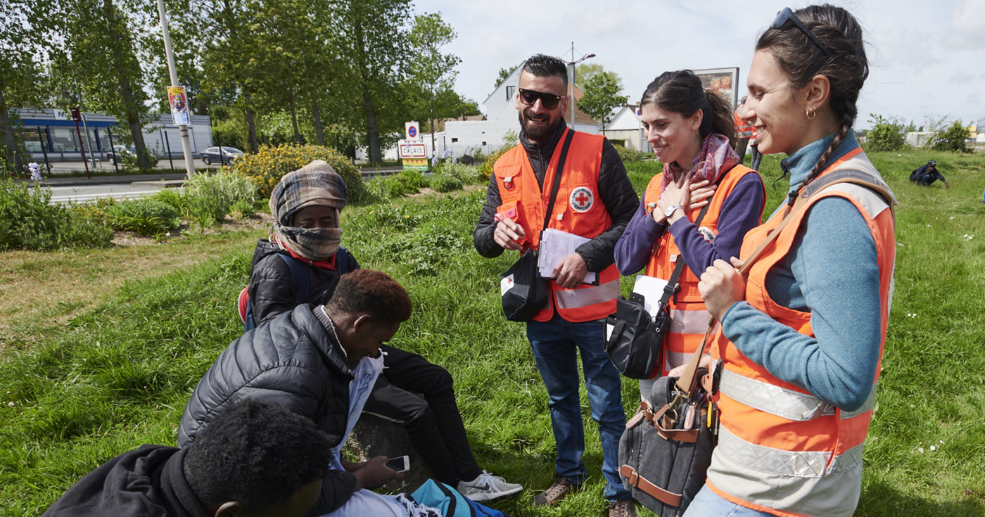 À Calais et Grande-Synthe, la Croix-Rouge française auprès des personnes exilées