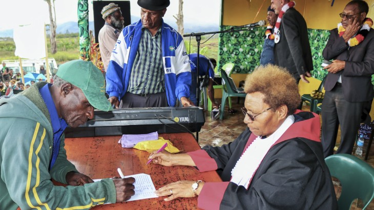 Papua New Guinea: Tribal Fighters Bring Back Traditional Rules of Fighting and Turn Them Into Law