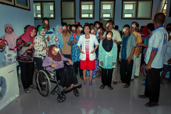 ד"ר אלנה ס' אנקוטה, רופאת העיניים, בצילום קבוצתי עם כל החולים, אחרי הבדיקות והניתוחים.