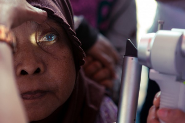 בּוּרוּ, רופאת עיניים, בודקת חולה כדי לקבוע אם יש לה צורך בניתוח או בטיפול אחר.