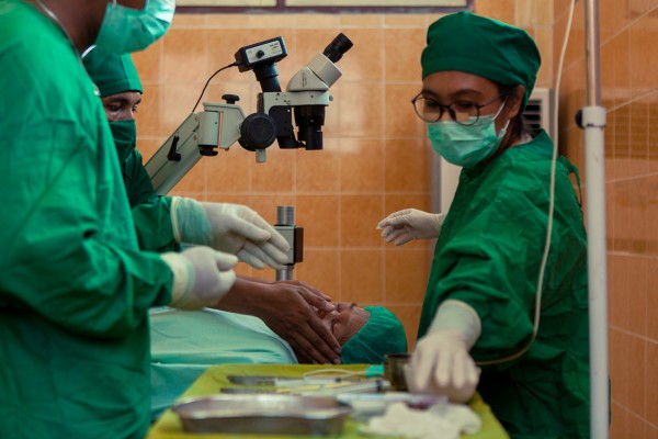 בּוּרוּ, רופאת עיניים, מבצעת ניתוח קטרקט בחולה באי בורו, מאלוקו, אינדונזיה, במסגרת תכנית משותפת של ה-ICRC והצלב האדום האינדונזי (PMI) המעניקה ניתוחי קטרקט בחינם.