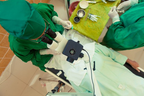 רופאת עיניים מבצעת ניתוח קטרקט בחולה באי בורו, מאלוקו, אינדונזיה, במסגרת תכנית בניהול ה-ICRC והצלב האדום האינדונזי (PMI) המעניקה ניתוחי קטרקט בחינם.