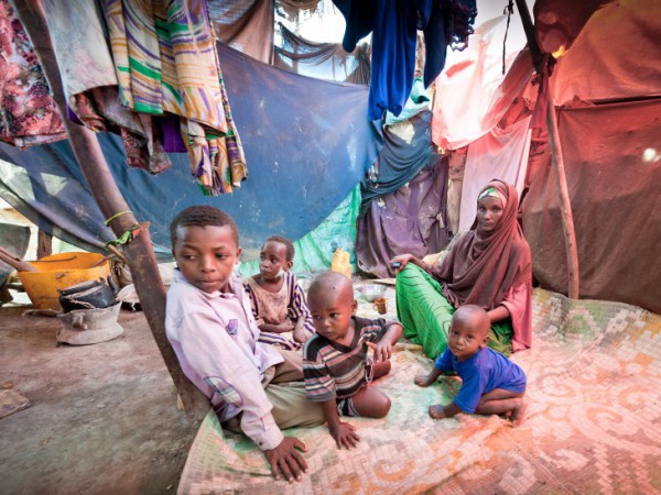 סומליה, 2015. פטומה וששת ילדיה גרו בצריף מאולתר עשוי עץ ובדים במחנה עקורים בעיר בֵּלֵטְוֶויינֶה. CC BY-NC-ND/ICRC/Pedram Yazdi