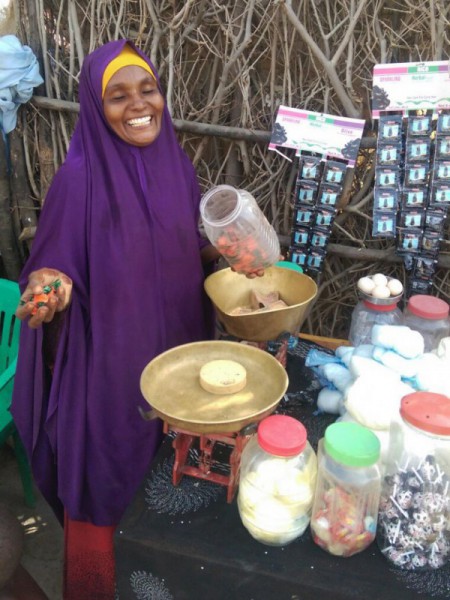 העיר בֵּלֵטְוֶויינֶה, סומליה, 2016. פטומה צוחקת ברגע של בדיחות דעת עם אחד מלקוחותיה. CC BY-NC-ND/ICRC/Miraj Mohamud