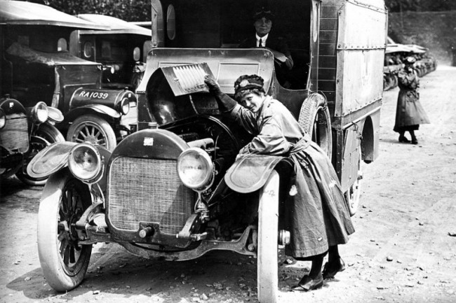 France, Étaples, 1914-1918 war. An ambulance driver examines her vehicle’s engine before departure. © Imperial War Museum London / hist-00215-55