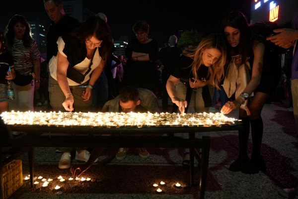 נשים מדליקות נרות למען השבת בני הערובה בעזה. צילום: ליאור שגב, שתיל סטוק.