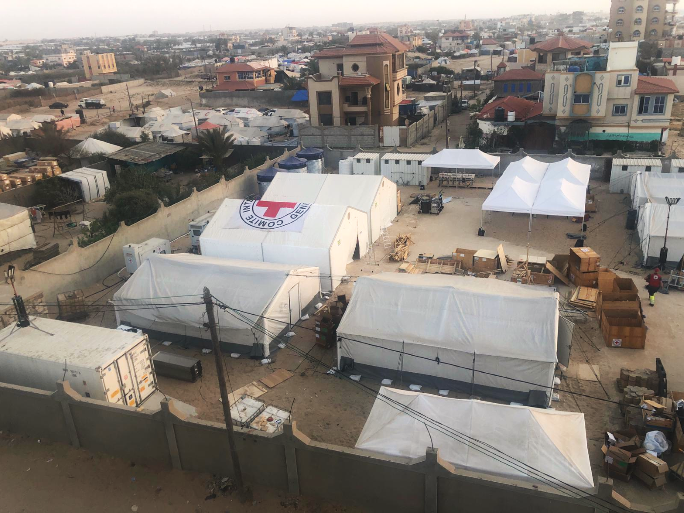 A picture of the ICRC and Red cross field hospital in Gaza, showing the tents in the compound. 
תמונה של בית החולים שדה שהקימו הוועד הבינלאומי של הצלב האדום ואגודות של הצלב האדום ברחבי העולם, בה נראים האוהלים במתחם.