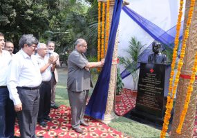 भारतीय रेड क्रॉस संस्थान ने हेनरी दुनांत की अर्ध-प्रतिमा का अनावरण कर उनको सम्मानित किया