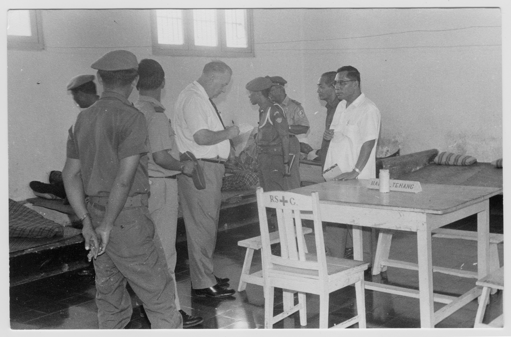 Seorang delegate ICRC sedang melakukan kunjungan tahanan ke penjara di Tangerang, tahun 1970