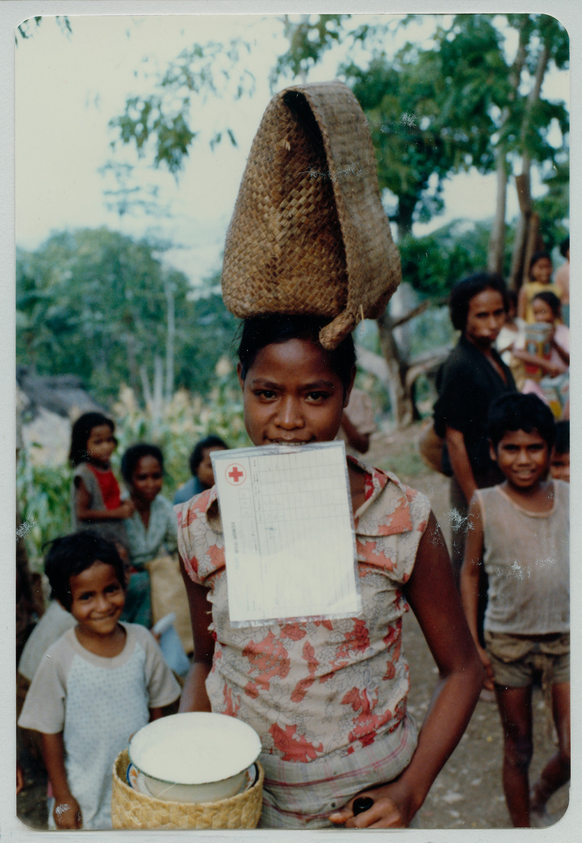 Pendistribusian makanan di Uatolari, Timor Timur, tahun 1980