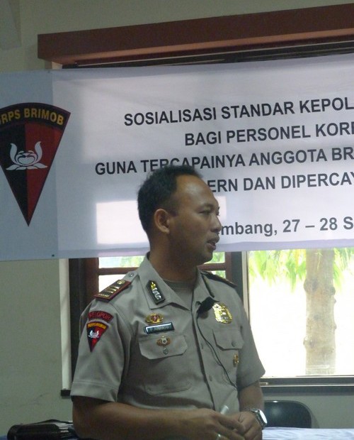 Sosialisasi Standar Kepolisian Internasional dan VCD Dilematis Anggota Brimob di Palembang