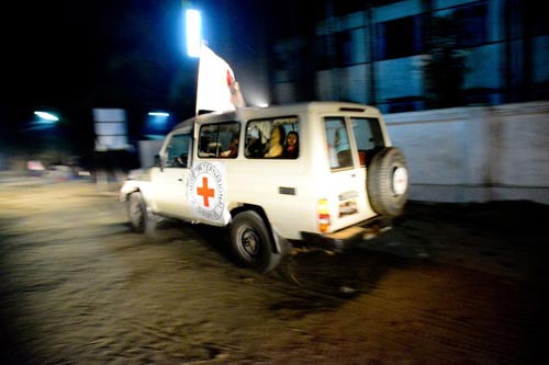 Sittwe, negara bagian Rakhine, Mybnmar. Tim evakuasi medis darurat bergegas mengantarkan pasien ke rumah sakit rujukan di Sittwe ketika jam malam diberlakukan. ICRC dan Palang Merah Myanmar bekerja keras untuk memastikan bahwa setiap orang yang terkena dampak kekerasan tersebut akan mendapatkan perawatan kesehatan. © ICRC / Aye Zaw Myo / v-p-mm-e-00126