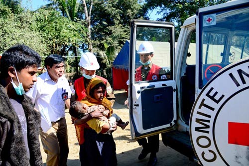 Thee Chaung Camp, Sittwe, Negara Bagian Rakhine, Myanmar. Tim evakuasi darurat memindahkan seorang anak muda dari pos kesehatan di Thee Chaung Camp ke rumah sakit Sittwe. Akses untuk mendapatkan perawatan kesehatan menjadi masalah utama bagi orang-orang yang mengungsi ke tempat penampungan di luar Sittwe. © ICRC / Aye Zaw Myo / v-p-mm-e-00132