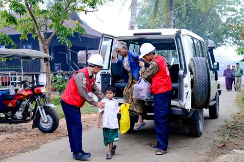 Negara Bagian Rakhine, Myanmar. ICRC dan Palang Merah Myanmar mengantarkan seorang anak muda kembali ke rumahnya setelah menjalani perawatan di Rumah Sakit Sittwe. © ICRC / Aye Zaw Myo / v-p-mm-e-00129