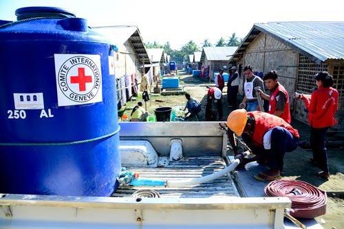 Sittwe, Negara Bagian Rakhine, Myanmar. PMM dan ICRC memasang alat penyaringan air minum di kota Sittwe pada bulan Juni 2012 lalu. Memasok air minum ke kamp-kamp di Sittwe tetap menjadi prioritas ICRC dan Palang Merah Myanmar. © ICRC / Aye Zaw Myo / v-p-mm-e-00142