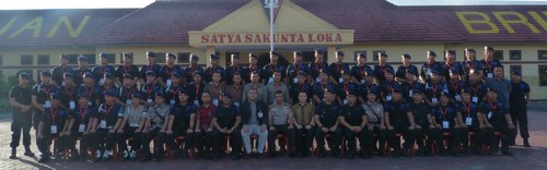 Foto bersama dengan seluruh peserta dan pembawa materi. © ICRC