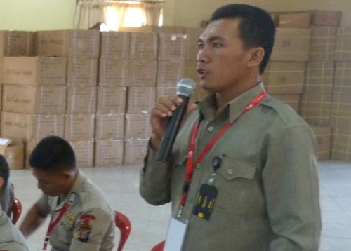 Salah satu peserta mengajukan tanggapan. © ICRC