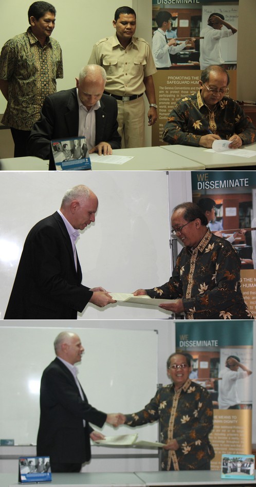 Penandatanganan Lanjutan Nota Kesepahaman oleh Kepala Delegasi ICRC Indonesia, Mr. Frédéric Fournier dan Ketua Yayasan Darunnajah, Bapak H. Saifuddin Arief, SH. MH, disaksikan oleh penggiat program EHH; Bapak Freddy Nggadas dari ICRC dan Bapak Ahmad Parlaungan Tanjung dari Darunnajah. © ICRC / Swasti Istika