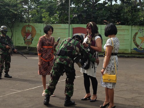Salah satu cuplikan yang terdapat dalam skenario 2: Pemeriksaan dan Penggeledahan warga sipil dalam Darurat Militer. Dengan situasi, Saat melakukan penggeledahan terhadap wanita dari Awangga Timur, salah seorang penjaga pos bertindak kurang senonoh. Dengan alasan melakukan pemeriksaan dan penggeledahan, personel tersebut meraba-raba ketiak, payudara dan selakangan dari wanita tersebut. Merasa diperlakukan secara tidak pantas wanita tersebut mengadukan perlakuan personel penjaga pos tersebut ke Komandan Pos, namun Komandan hanya diam saja tanpa melakukan tindakan yang berarti.
