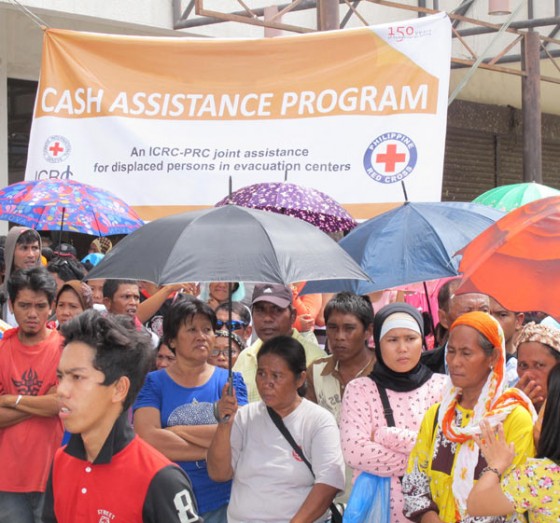 Bantuan Keuangan Membantu Keluarga-keluarga yang Mengungsi di Zamboanga, Filipina