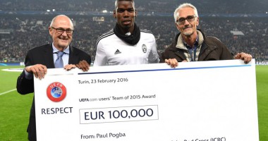 Paul Pogba menyerahkan cek senilai 100.000 euro kepada ICRC atas nama UEFA