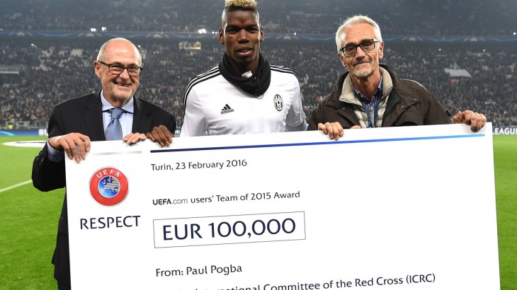 Paul Pogba menyerahkan cek senilai 100.000 euro kepada ICRC atas nama UEFA