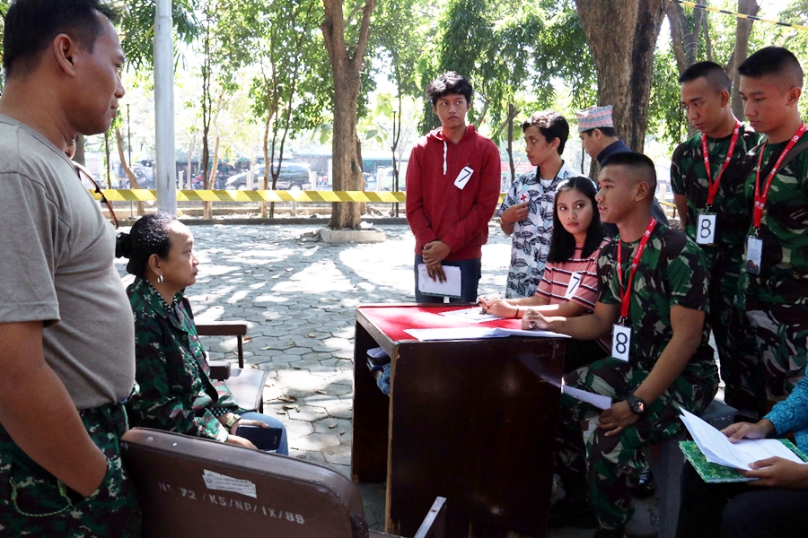 Berdebat dan bermain peran untuk mendalami hukum humaniter internasional