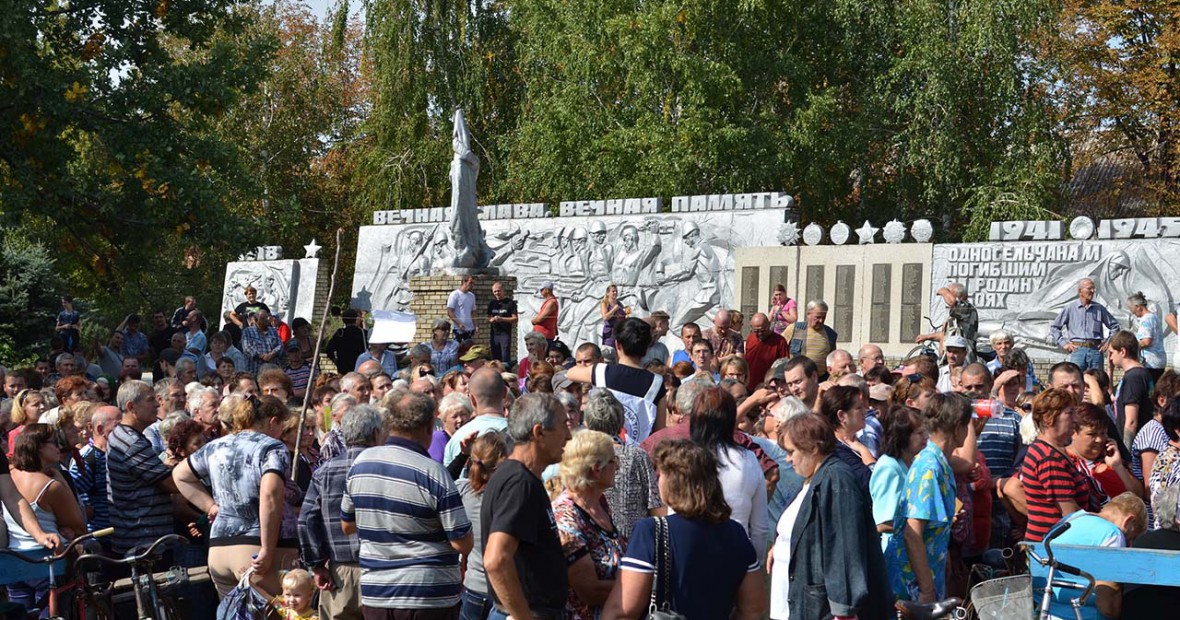 Тисячі людей, які найбільше постраждали від конфлікту, отримують допомогу по обидві сторони від лінії фронту